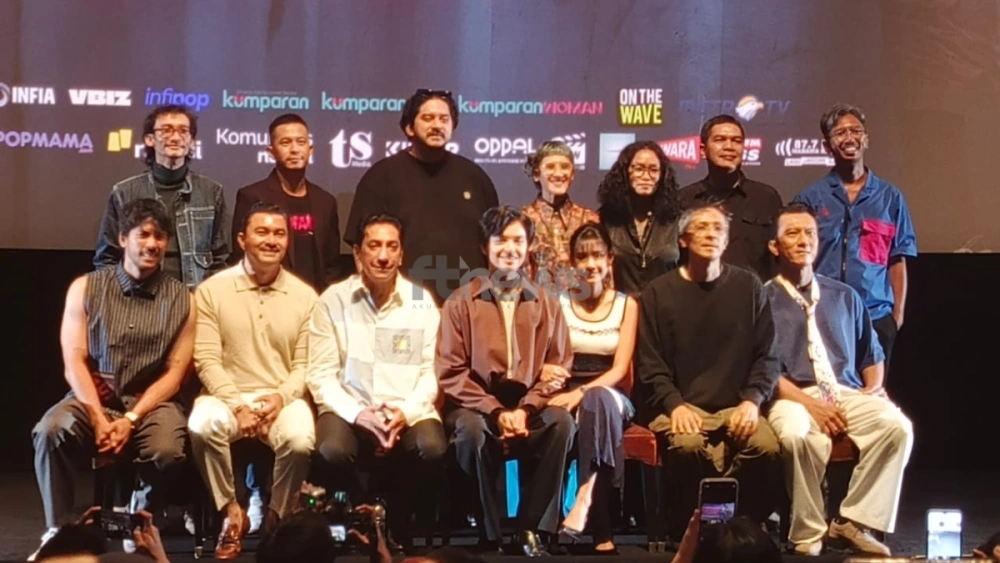 Shenina Cinnamon, Angga Yunanda, dan para pemeran film Dopamin lainnya menghadiri press screening di Jakarta Selatan pada Rabu (29/10/2025). [FTNews.co.id/Selvianus Kopong Basar]